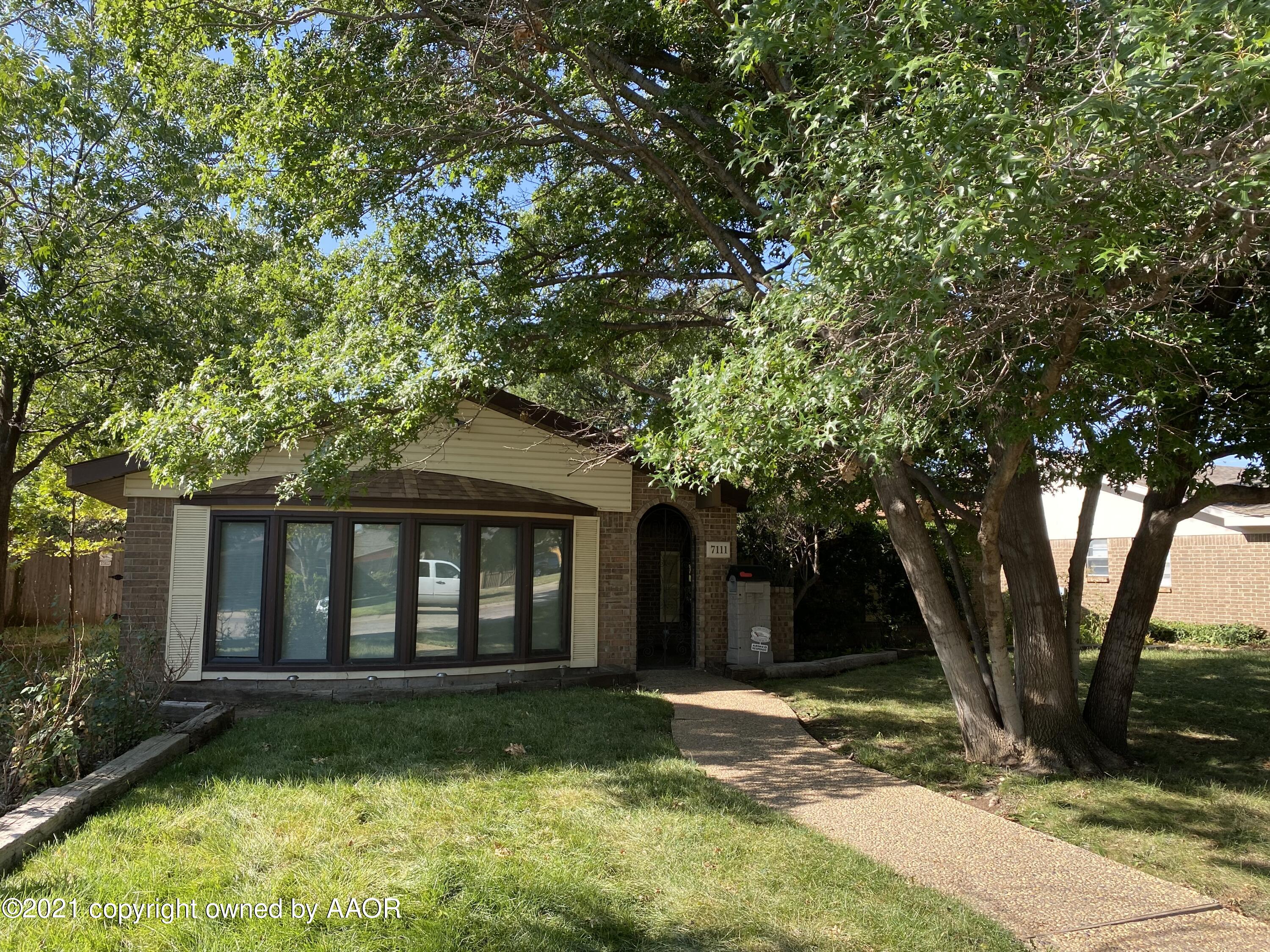 a view of a yard in front of house