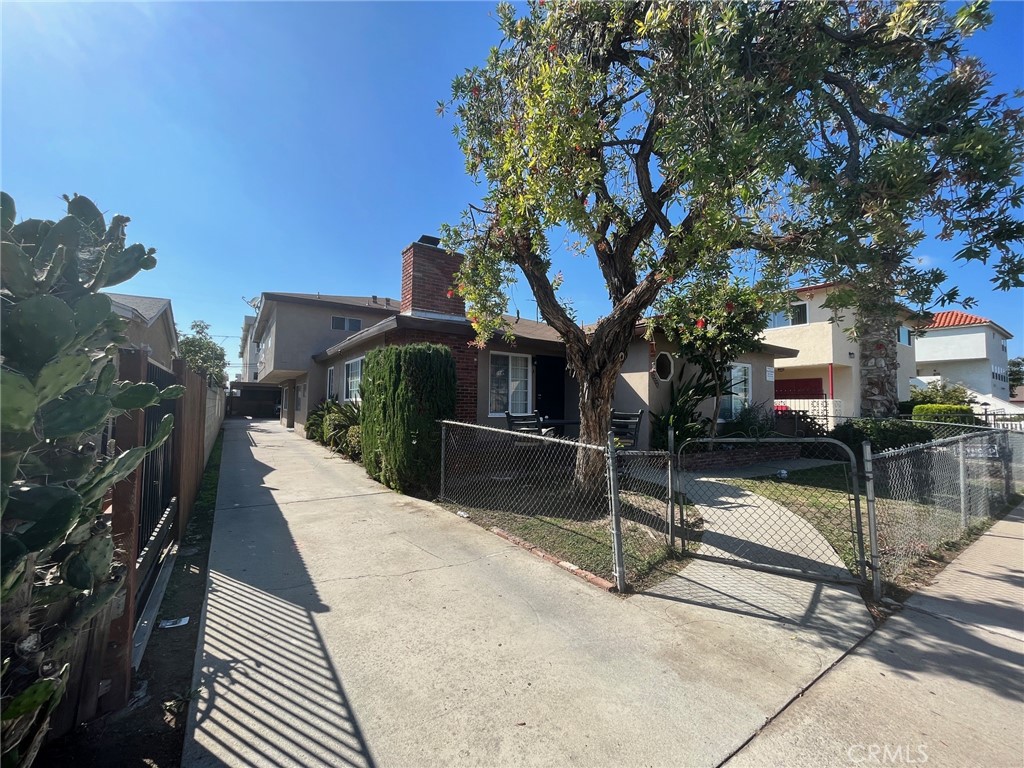 a view of a house with a backyard