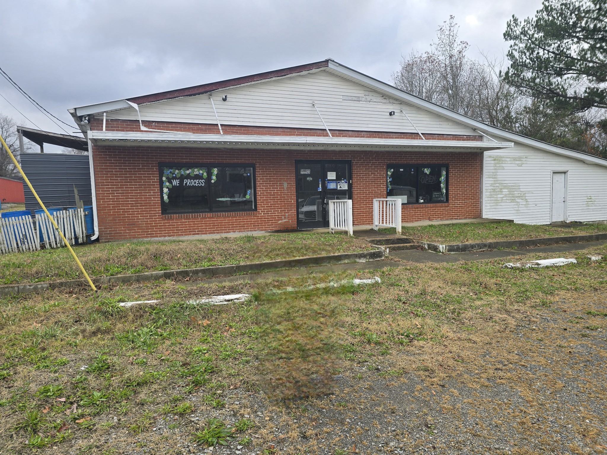 a view of a house with backyard