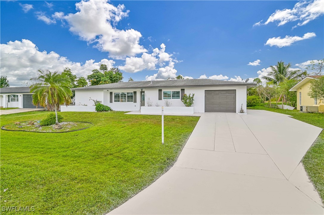 a view of house with a big yard