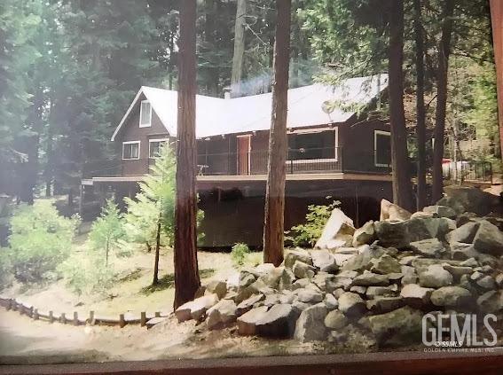 a view of a backyard of the house