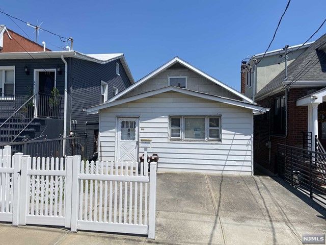 $400,000 | 556 Ellsworth Avenue | Throgs Neck