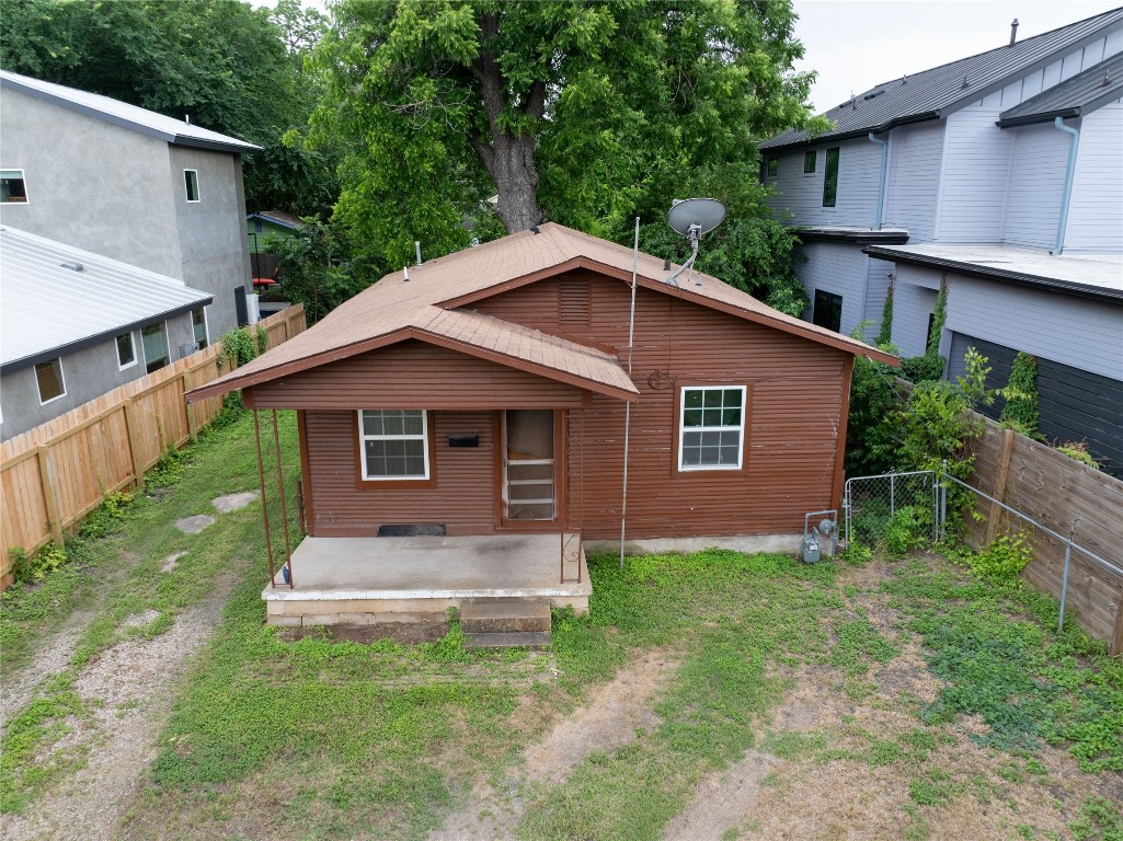 a view of front of a house with a yard