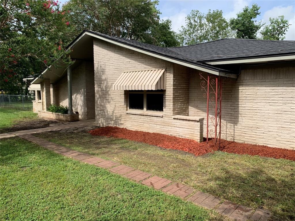 a view of a house with backyard and garden