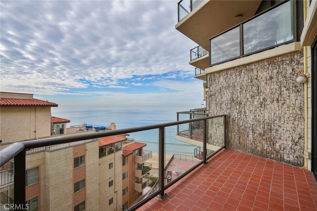 a view of terrace with sky view