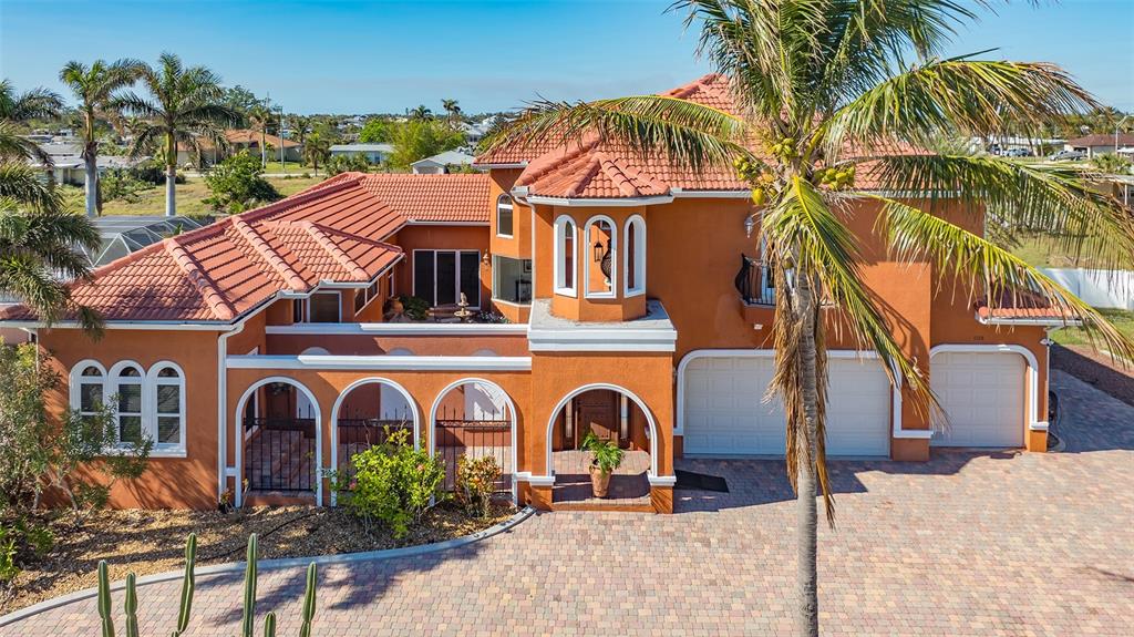 Luxurious Courtyard, Pool Home on Sailboat Water within 5 minutes out to Charlotte Harbor & then out to Gulf of Mexico.