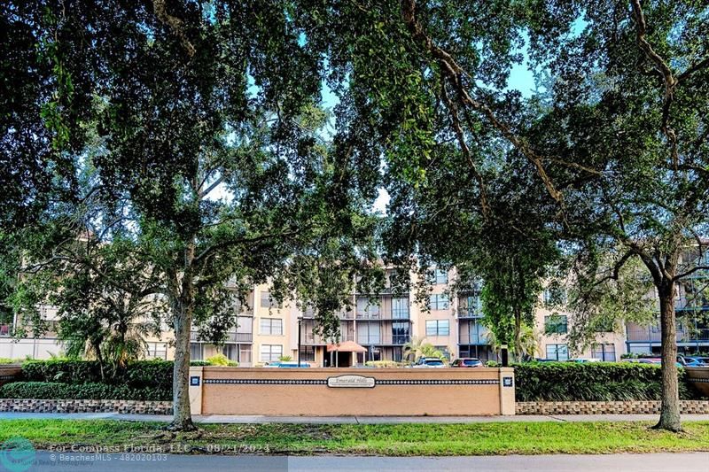 a building view with outdoor space