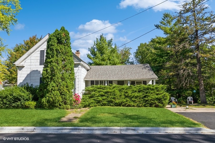 a view of a yard in front of house