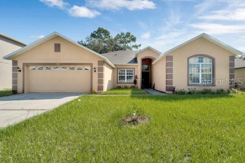 a view of a house with a yard