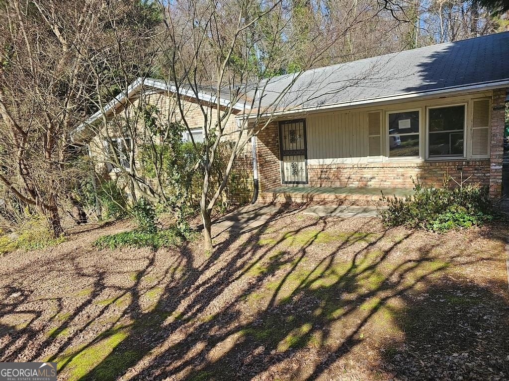 a view of a house with a yard