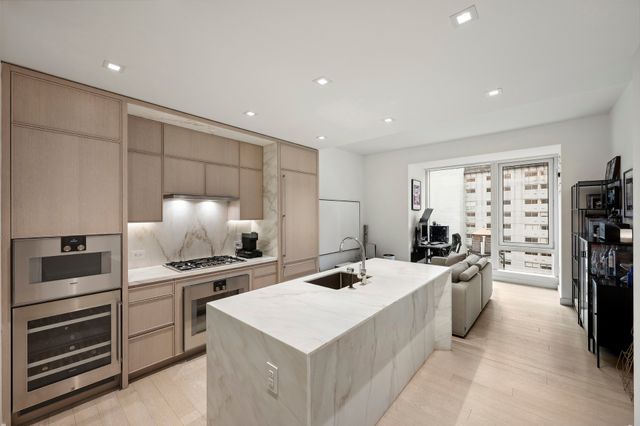 $1,650,000 | 138 East 50th Street, Unit 15B | Midtown East