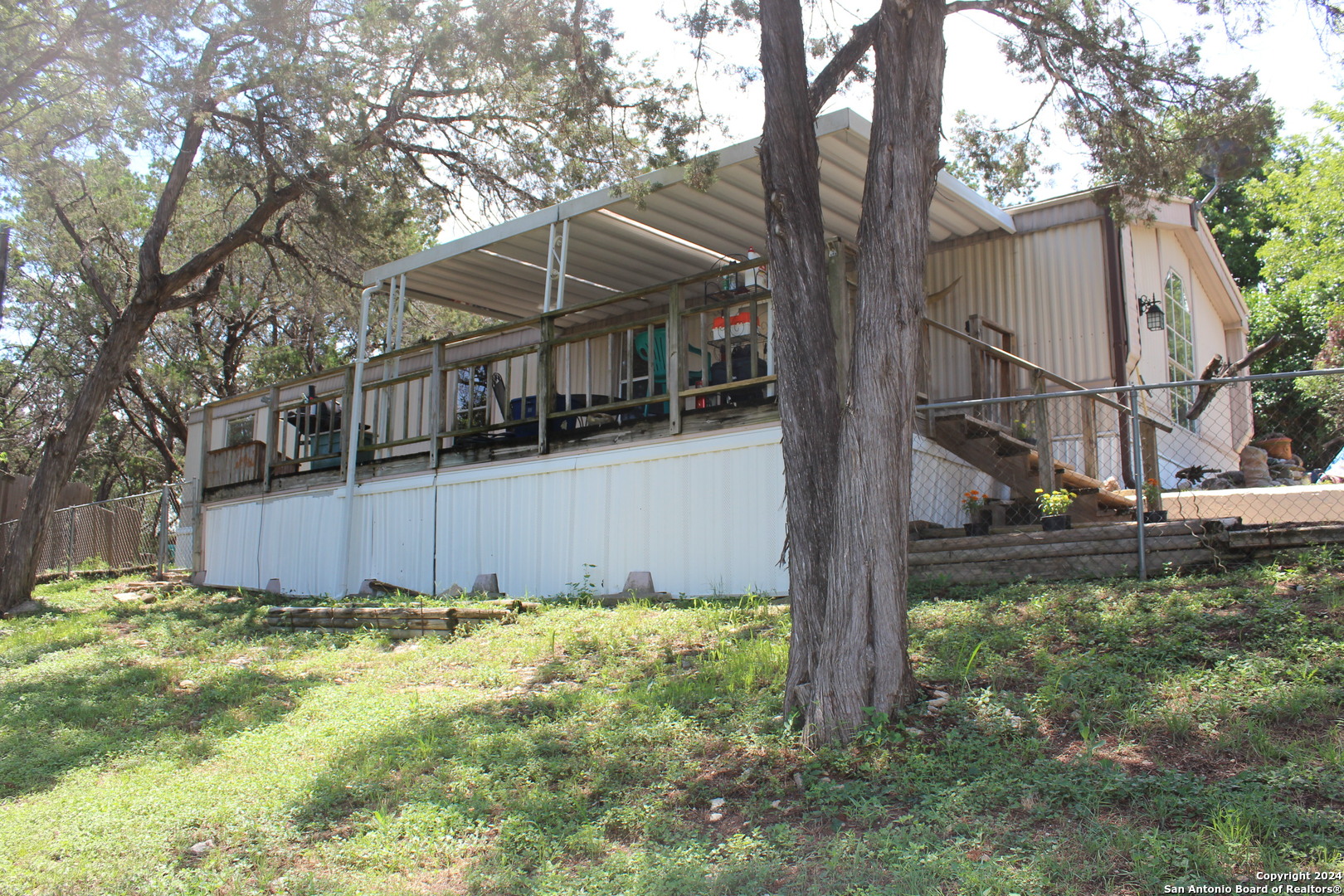 a view of a house with yard and trees