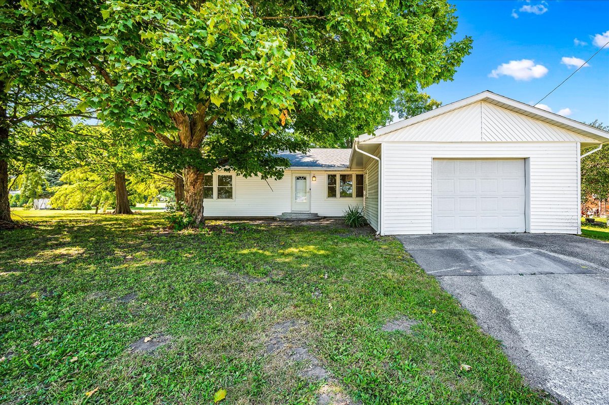 a view of a house with a yard