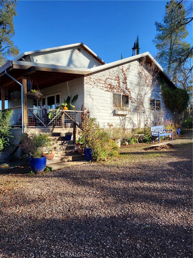 a view of a house with backyard