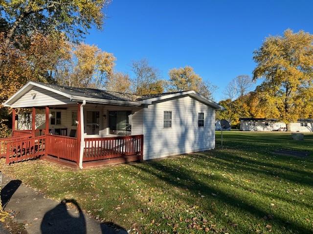 a view of a house with a yard