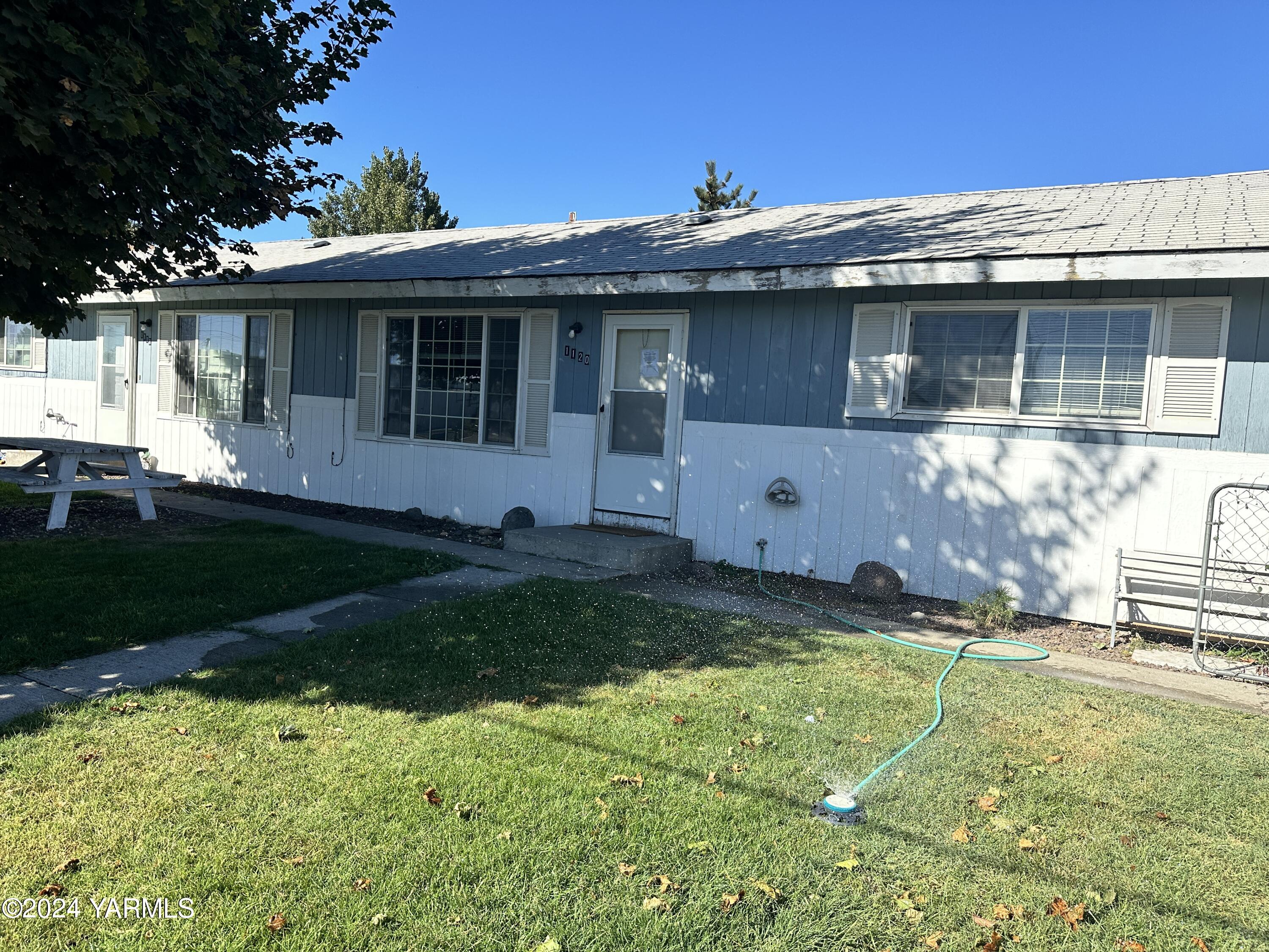 a view of a house with backyard