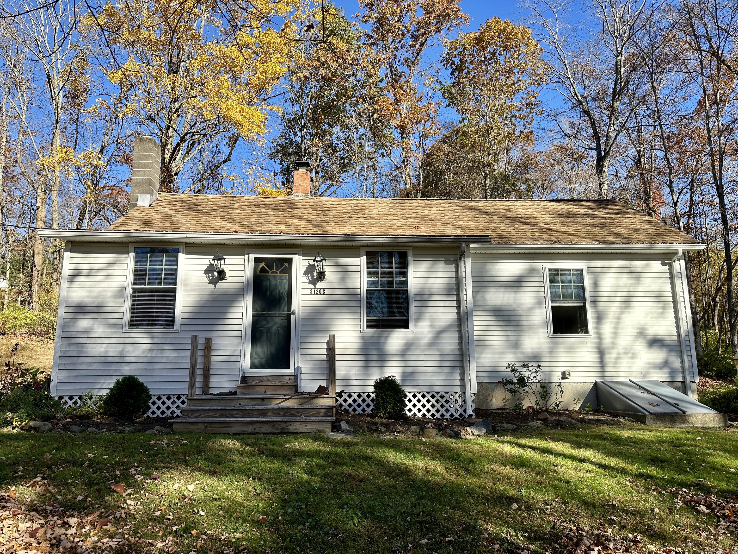 a view of a house with a backyard