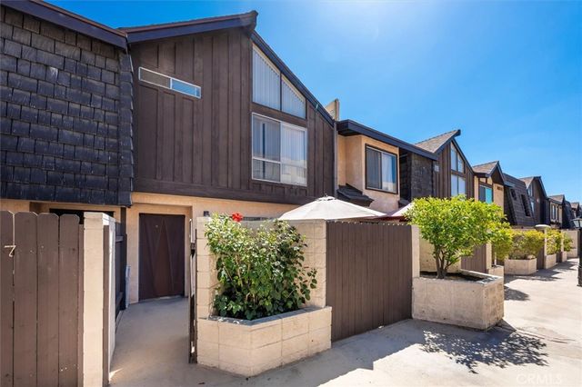 $560,000 | 5461 Newcastle Avenue, Unit 8 | Encino