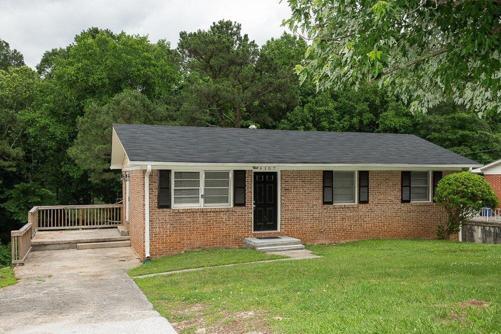 a view of a house with a yard