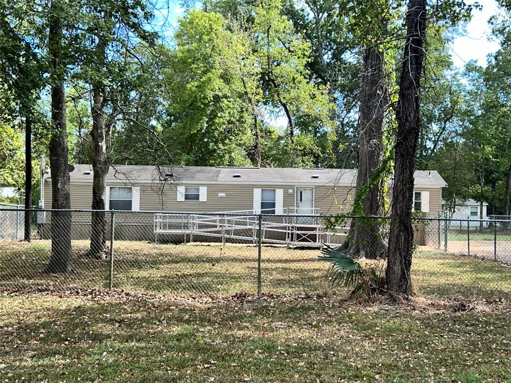 a view of a house with backyard