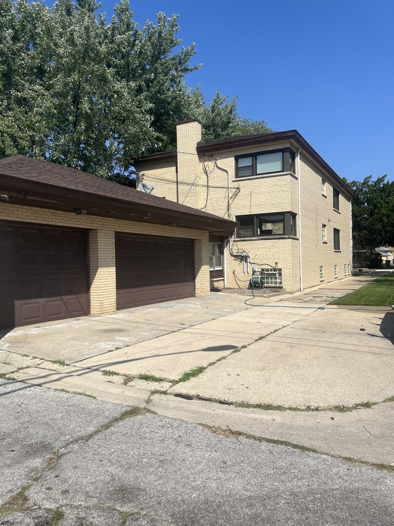 a view of a house with a outdoor space