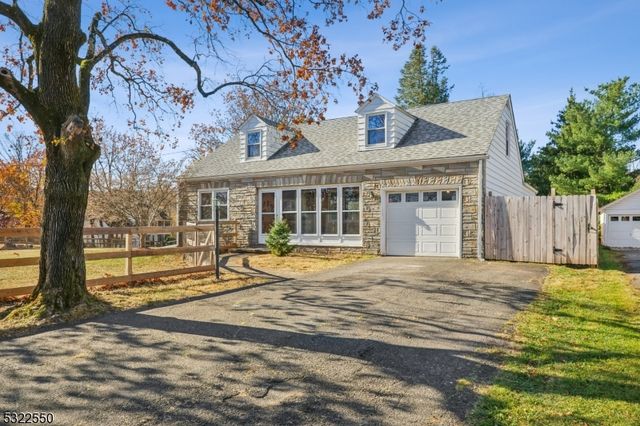 $775,000 | 18 Valley View Avenue | Peapack-Gladstone