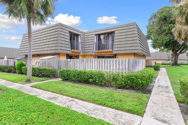 $275,000 | 1102 11th Way | The Villages of Palm Beach Lakes