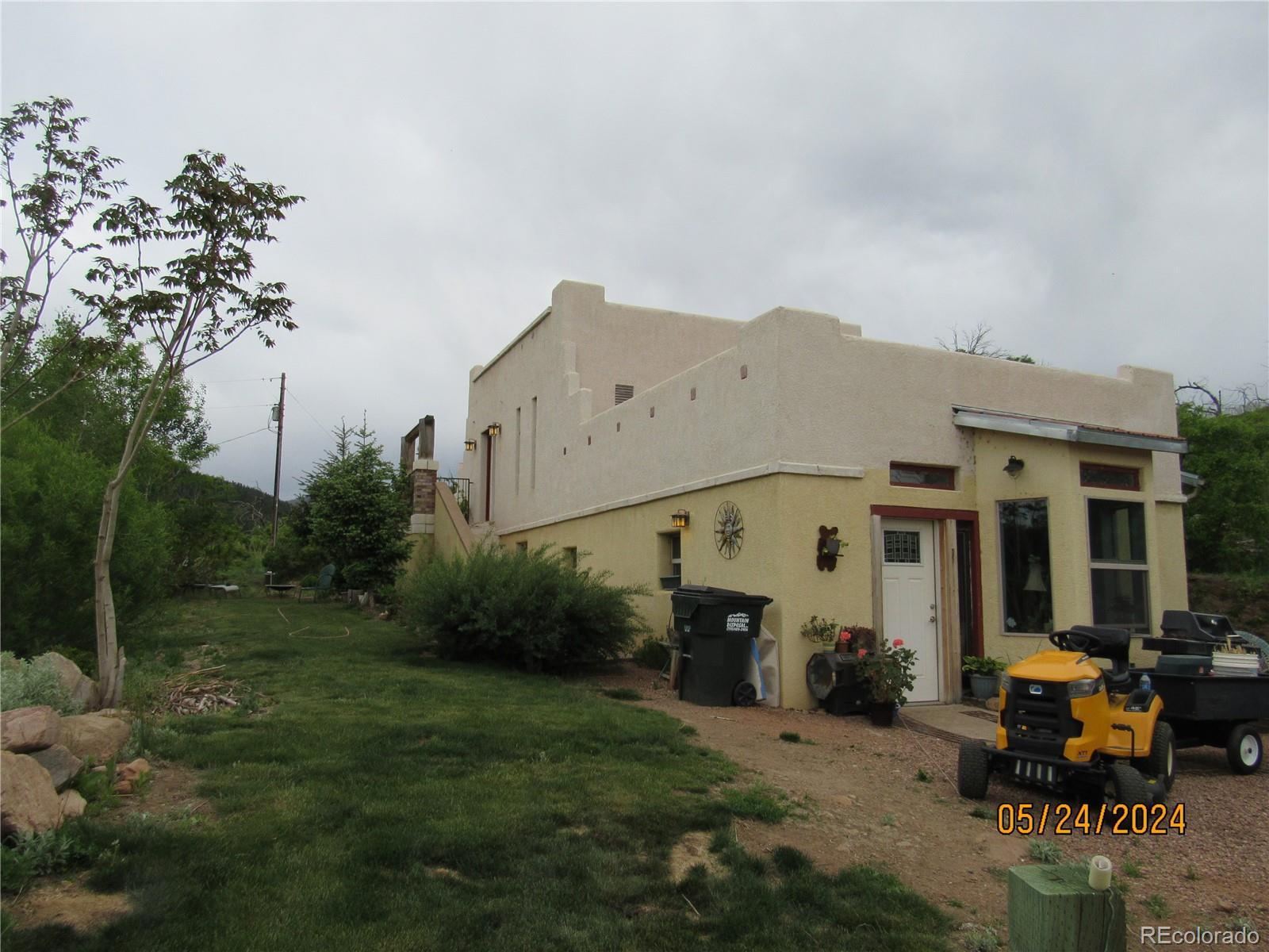 a view of building with outdoor space