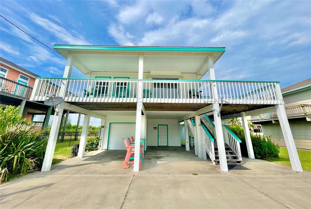 a view of a house with porch and a patio