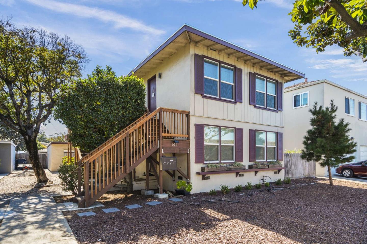 a view of a house with a yard