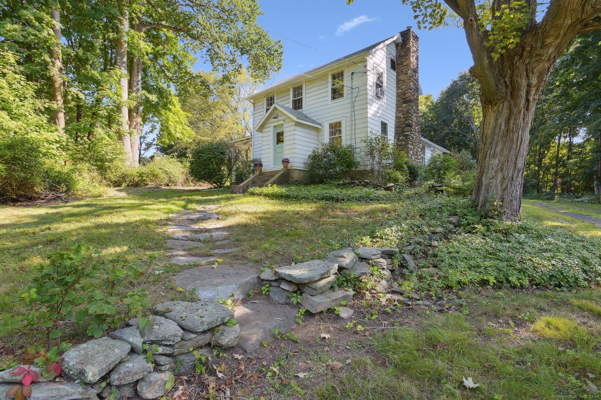 a view of a yard in front of house