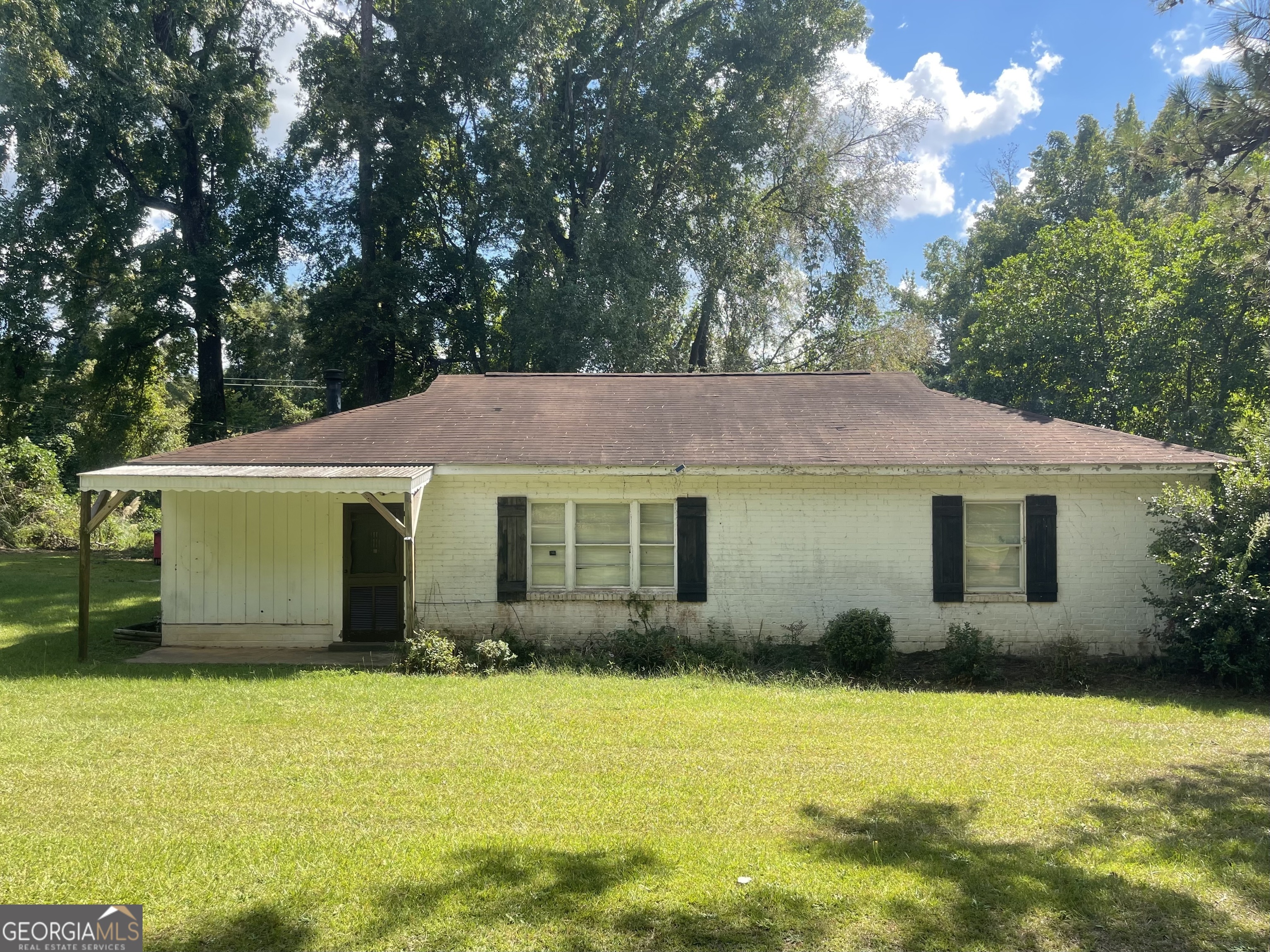 a view of a house with a yard