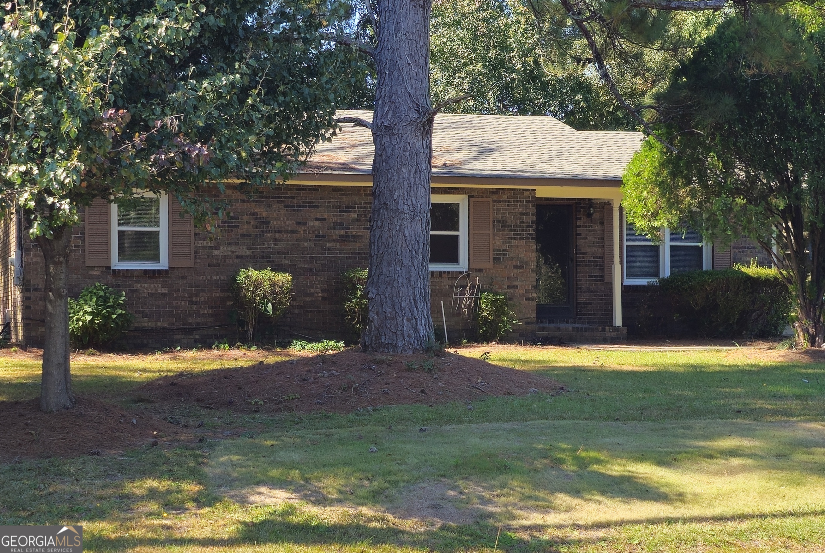 a view of a house with backyard of the house