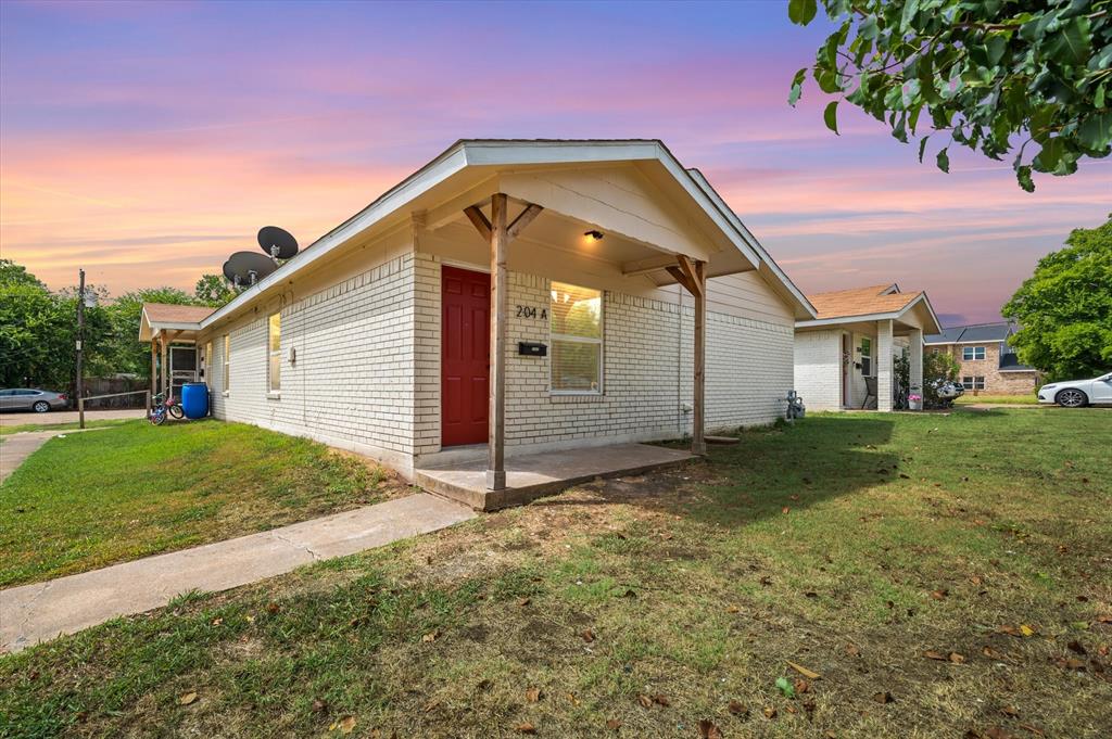 a view of a house with a yard