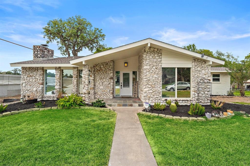 a view of a house with backyard and porch