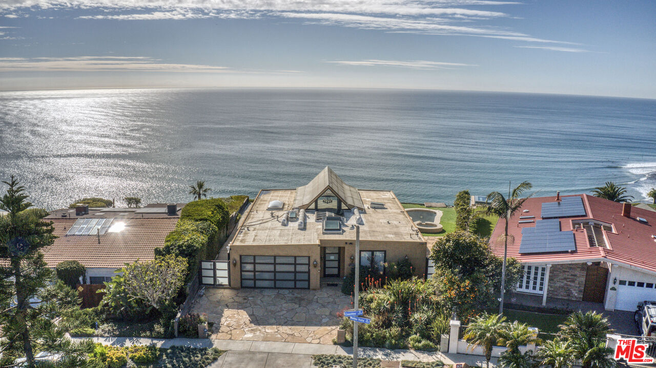 a view of houses with sky view