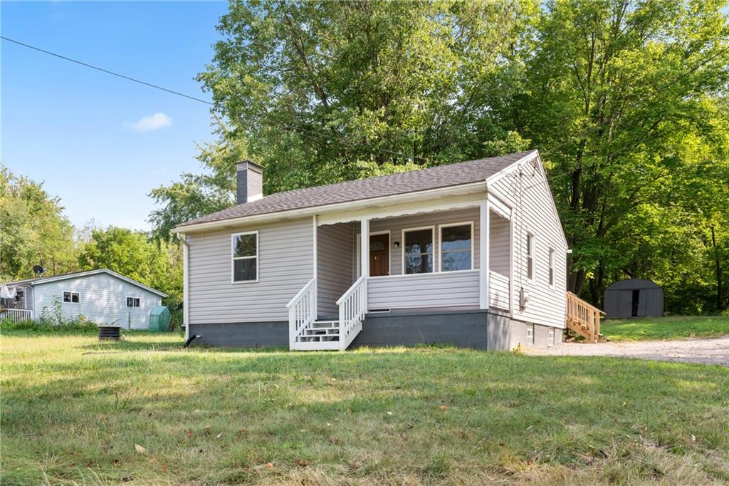 a view of a house with backyard