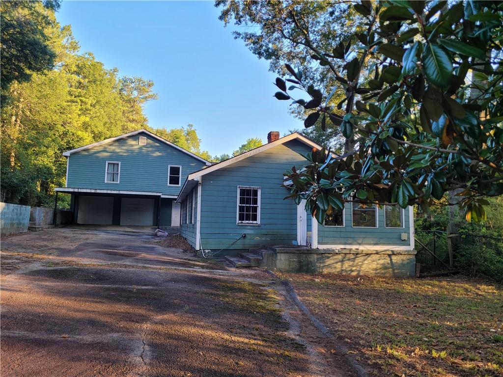 a view of a house with a yard