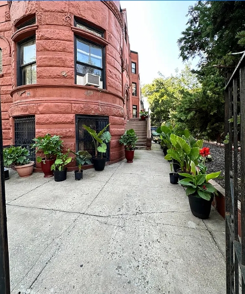 a flower garden is sitting in front of a building