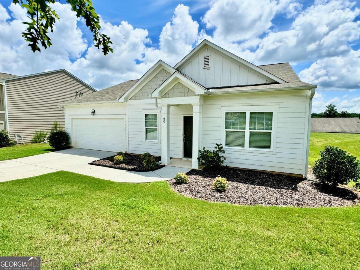 a view of a house with backyard and garden