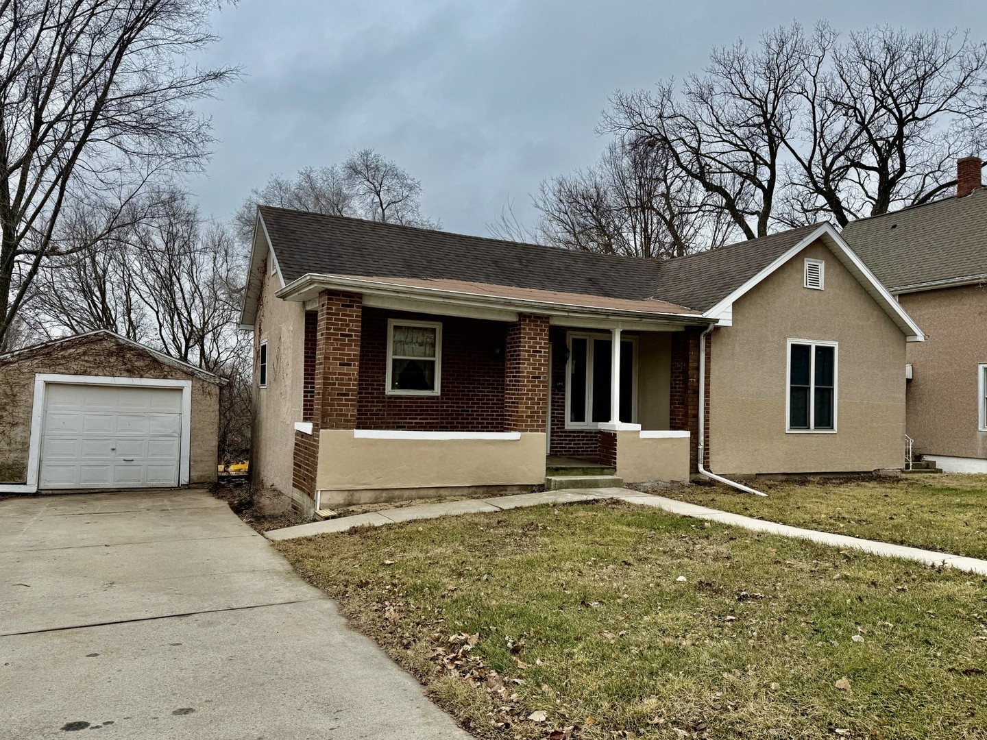 a view of a house with a yard