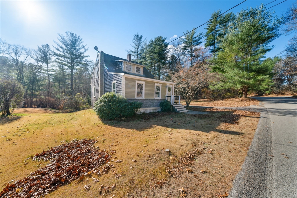 a view of backyard of the house