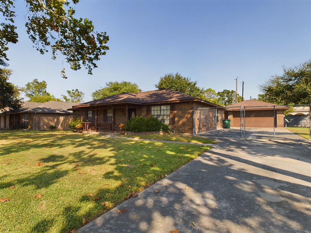 2150 Square feet home with detached garage on two lots combined at 16,100 square feet built in irrigation system and security system. Brand New Roof!!!