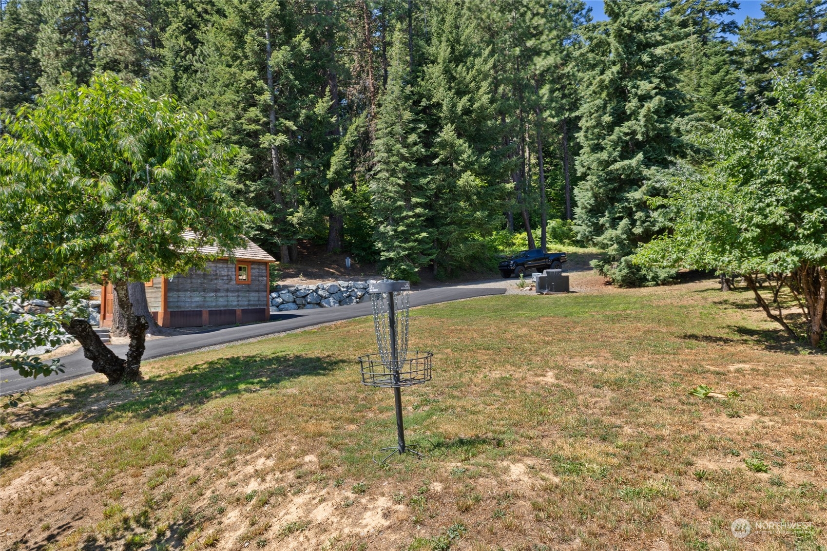 a view of a house with backyard