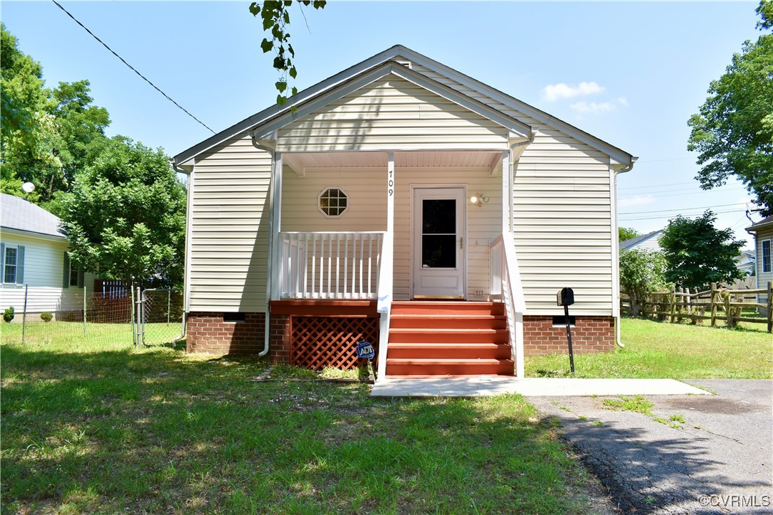 a view of a house with a yard