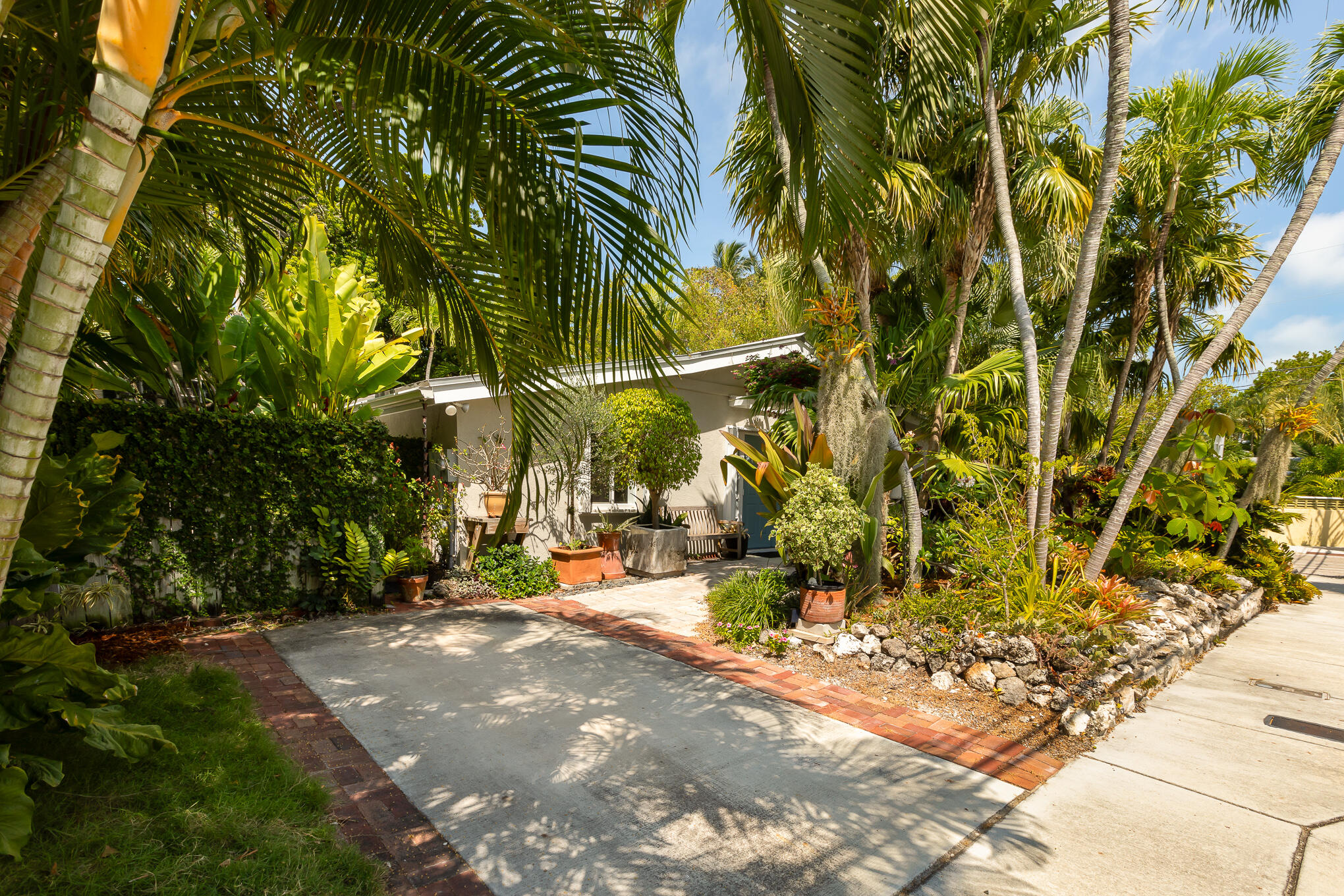 a view of outdoor space yard and porch