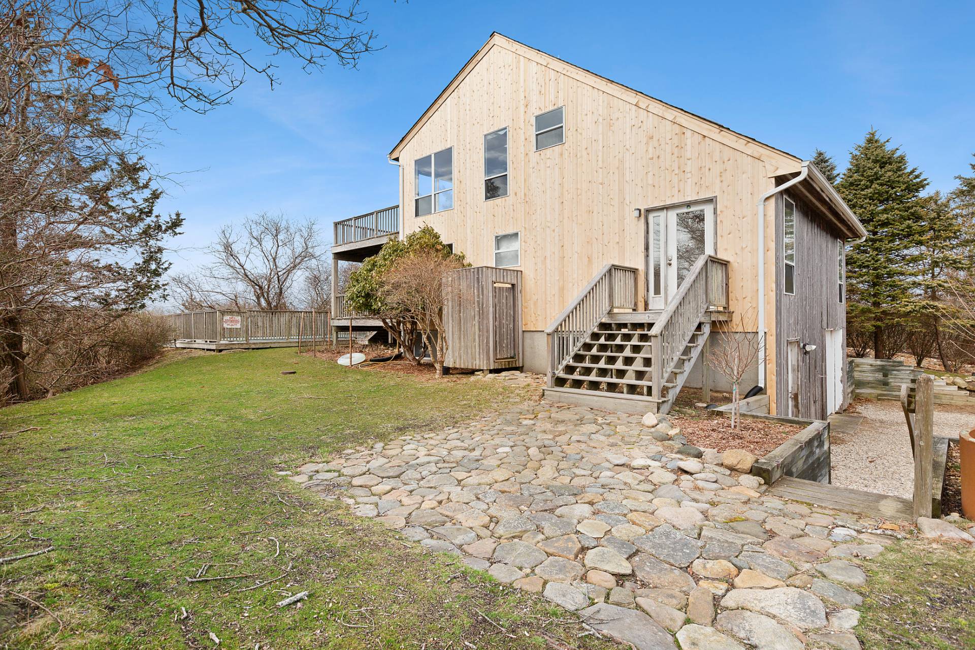 a view of a house with a yard