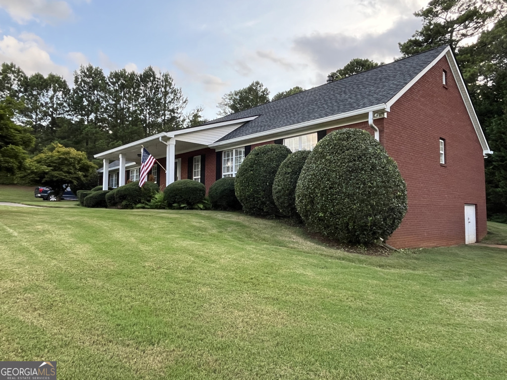 a view of a house with a yard