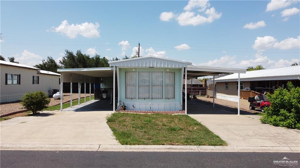 Manufactured / mobile home with a carport