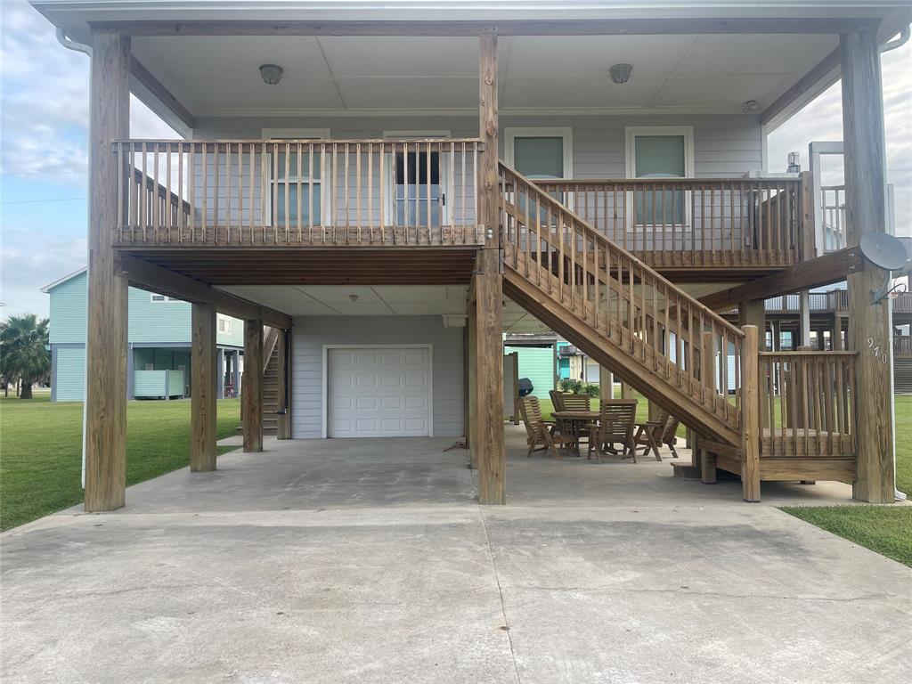 a view of an entryway with a small yard